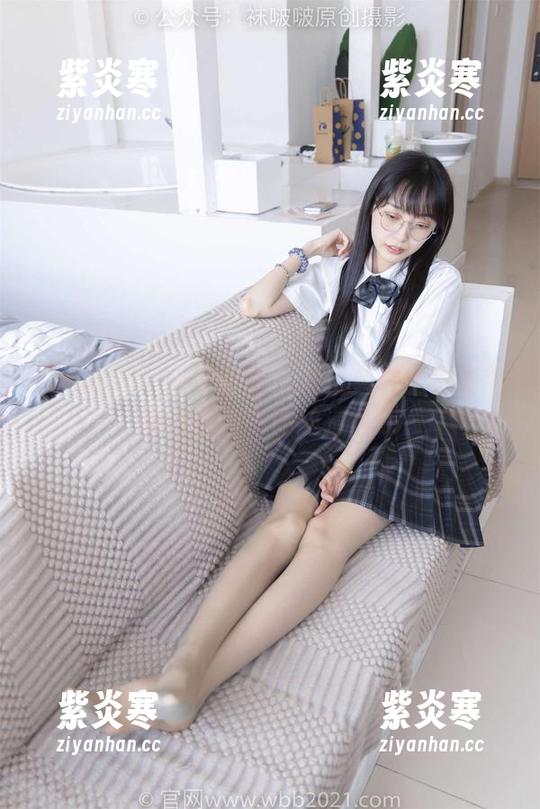 BoBoSocks袜啵啵 - 短白丝与甜甜圈：高清图册中的丝滑诱惑