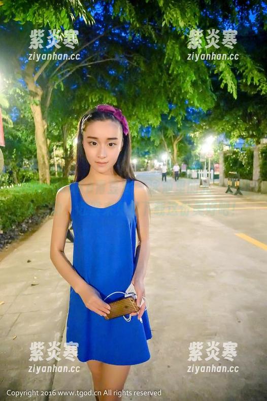 QingDouKe青豆客 - 泳池里的孔一红让人心动，赶紧来免费下载这份美好吧！