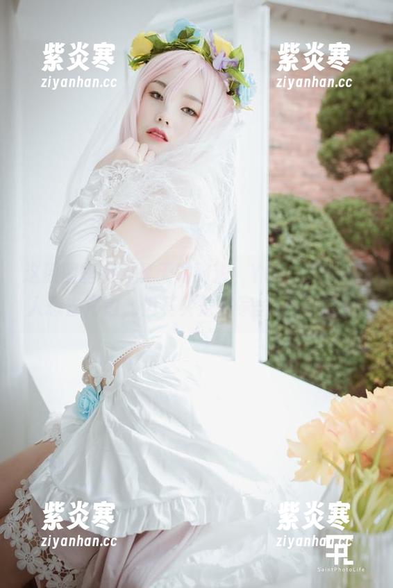 这原图里有点夏天的味道，Yuna(윤아)让人想去海边，但其实是在家里翻看而已。