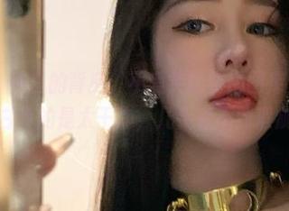 微密圈 – 纯白的背后：不爱笑的赛琳图库资源，这种白真的是太干净，几乎看不到瑕疵！