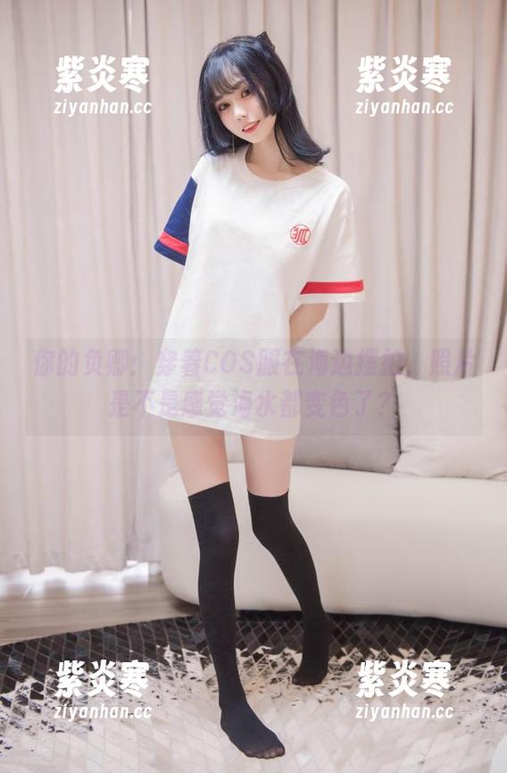 你的负卿 你的负卿:穿着COS服在海边摆拍,照片是不是感觉海水都变色了?