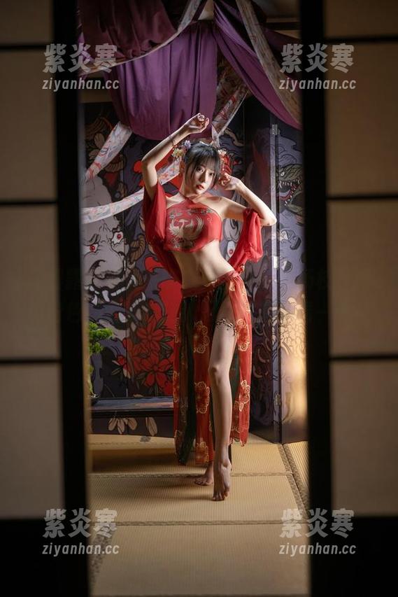 坏露露香宝又来啦！美图更新，杨枝甘露的粉色奶油泳装让人忍不住想多看一眼！