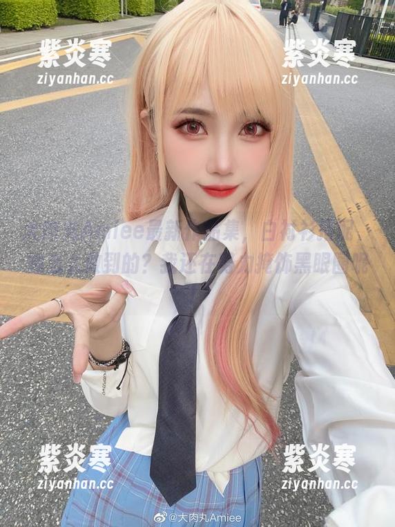 大肉丸Amiee最新作品集，白衬衫搭配，她怎么做到的？我还在努力掩饰黑眼圈呢！
