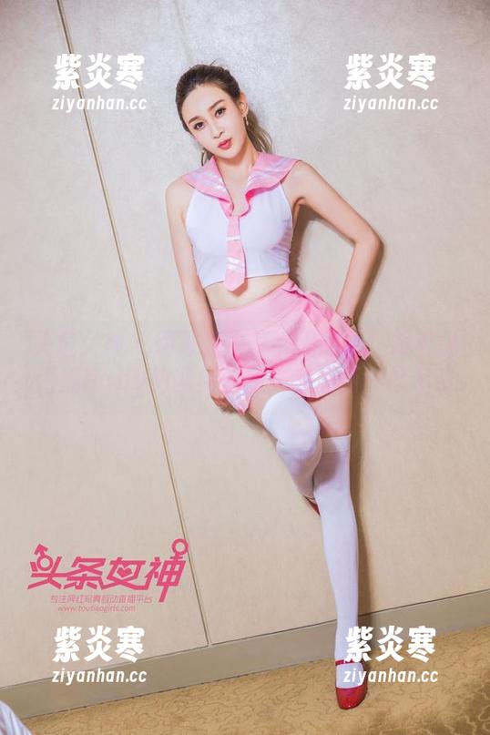 头条女神-杨漫妮baby 头条女神 - 别再说牛仔裤无趣了!跟着杨漫妮baby的图库分享,我重新燃起希望