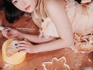 写真中的姜仁卿(강인경)：一件白衬衫，两种风情