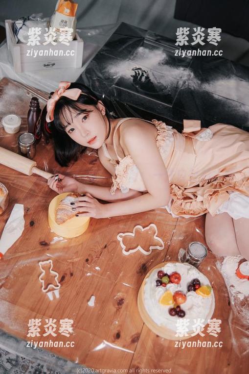 写真中的姜仁卿(강인경)：一件白衬衫，两种风情