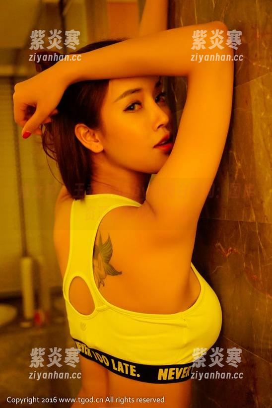 推女神 - 王乔恩Abby的纯白瞬间：图库资源中的温暖阳光
