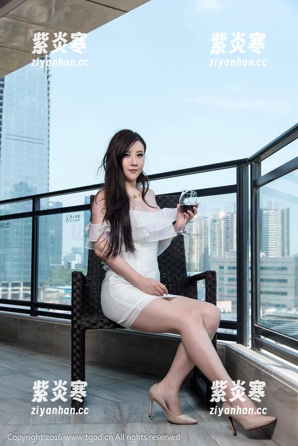 推女神 - 王语纯校服私房图包—那种清纯让人忍不住想多看几眼！