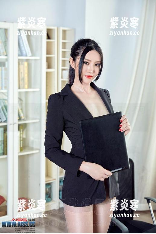 爱丝 - 何冉灰丝写真：原图里的那些不可描述的感觉