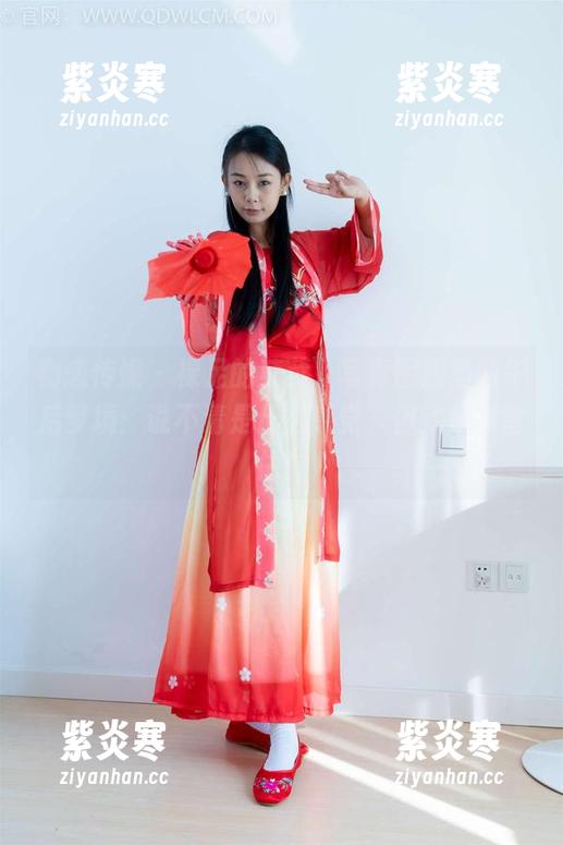 物恋传媒 - 裸足的菜菜，写真图册里的午后梦境：说不清是什么感觉，但就是想留住！