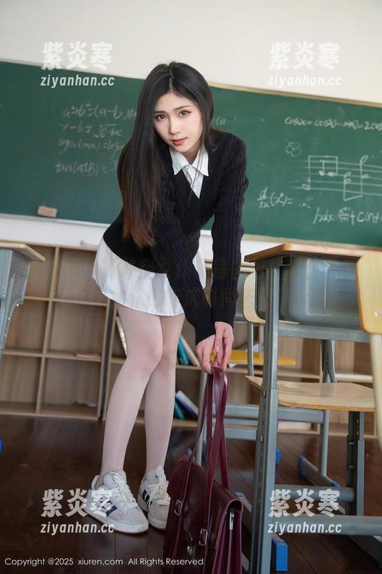 秀人网 - 周井空女仆私房图包：看这气质，女仆也能成时尚先锋！