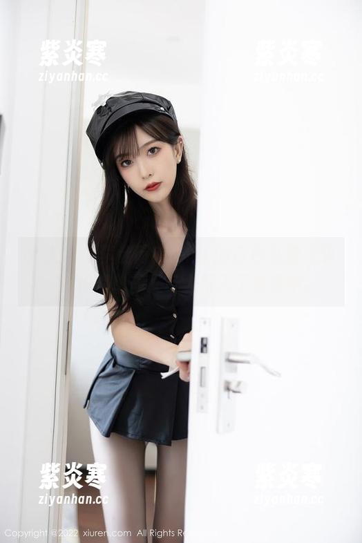 秀人网 - 李佳芮Cherie的白色私拍，明明很简单却又让人落入了迷雾中