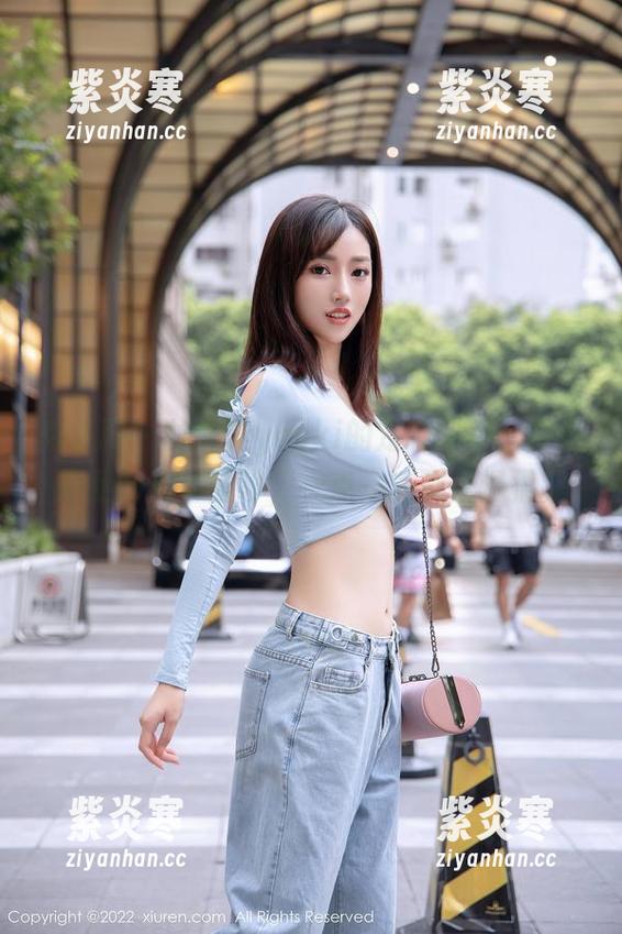 秀人网 - 林文文yooki的定制写真：揭开裸足的神秘面纱，一点一滴都是温柔。