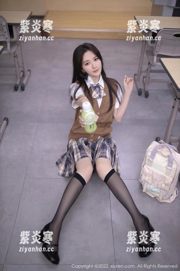 秀人网 - 在瑞莎Trista的制服里，分享那些令人心跳的瞬间
