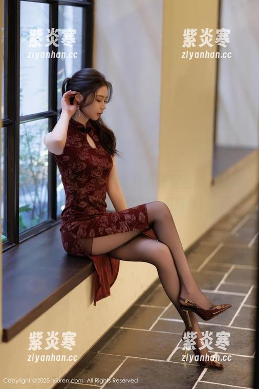 秀人网 - 看！鹿小茜带着眼镜私拍，瞬间化身学霸与女神的完美结合！