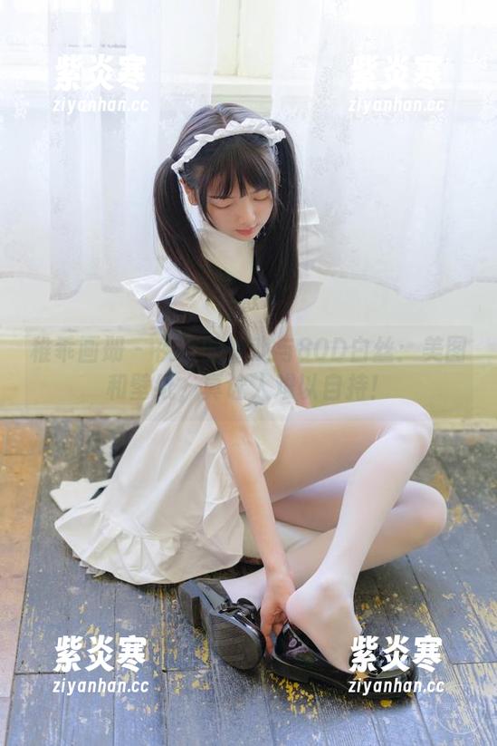 稚乖画册 - 夜夜的嬉戏与80D白丝：美图和壁纸，真让人难以自持！