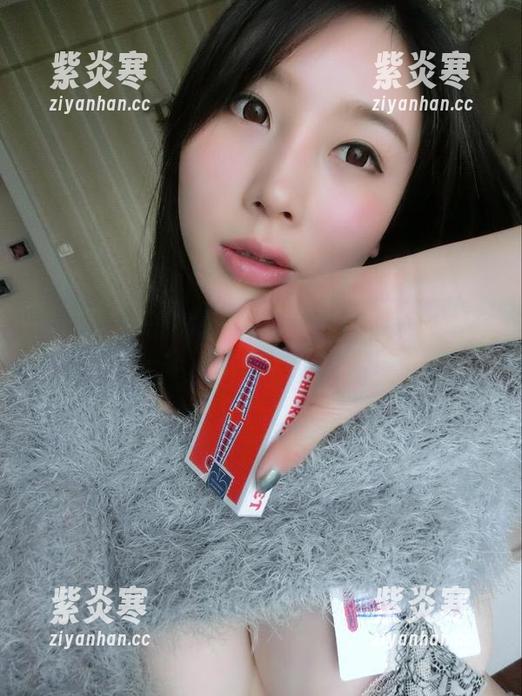 微密圈 - 啥？紫色哒豚豚的丝袜私拍真的有点不一样，想看看这梦幻霓裳吗？