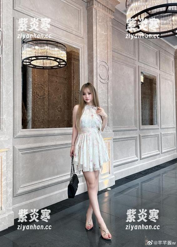 海边的私拍：看芊芊酱w如何和海浪玩“捉迷藏”