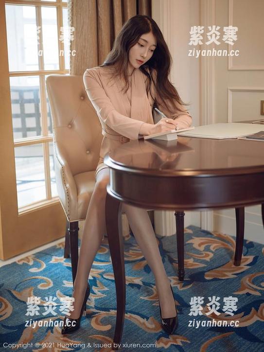 花漾show - 萌汉药baby私拍：这个毛衣可以打包带回家吗？