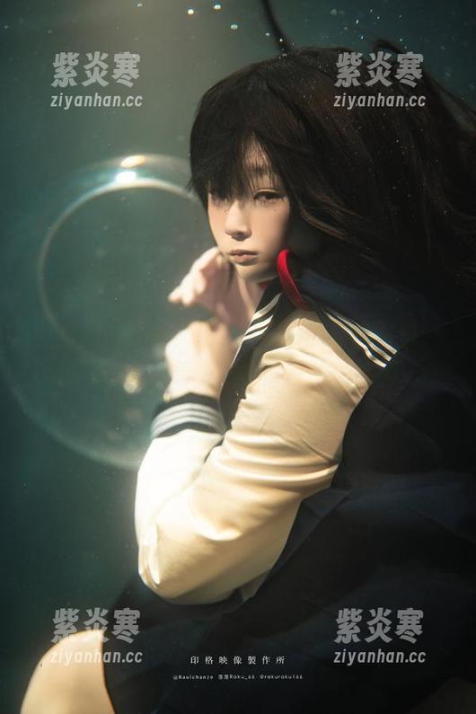 全套图片登场，落落Raku的纯白写真，仿佛在诉说着一种不可言喻的纯粹…