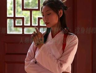 蜜桃社 – 缇娜美Tinami的婚纱图包分享：这身材和气质，真让人想低调散步在红毯上。