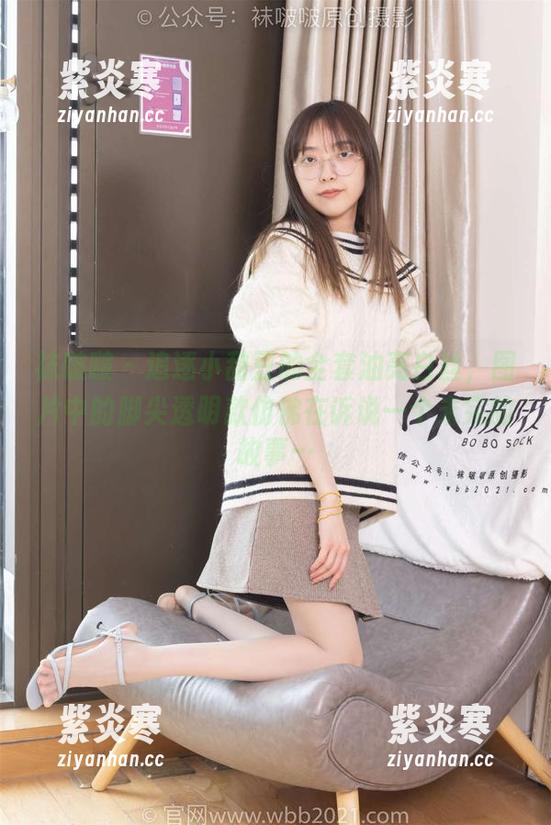 袜啵啵 - 追逐小甜豆的全套油亮白丝，图片中的脚尖透明款仿佛在诉说一个未完的故事…