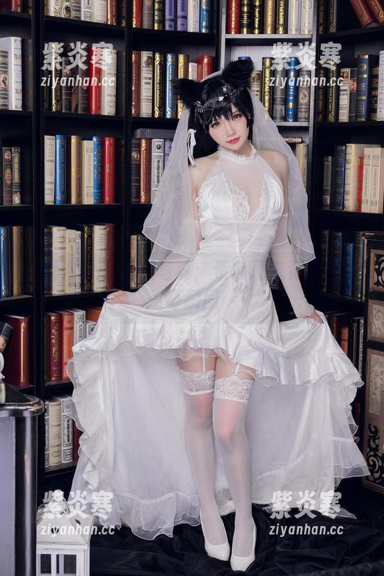 雪晴Astra私房写真：紫色恶魔竞泳的神奇瞬间