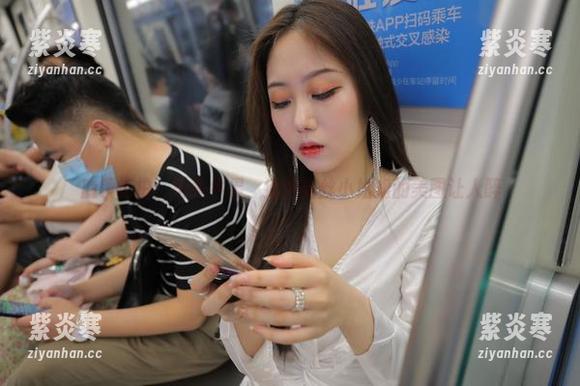 魔镜街拍：街头牛男，清秀亮丝小姐姐的美图让人醉