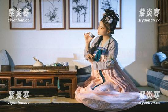 鹿八岁baby和她的宅家日记：cos图片里隐藏的故事